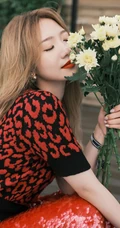 孟美岐金色发型时尚靓丽户外写真图片