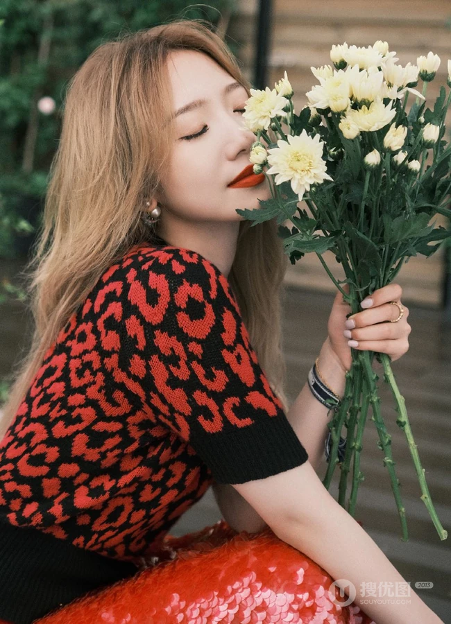 孟美岐金色发型时尚靓丽户外写真图片