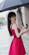 袁冰妍抢眼动人红色一字肩带连衣裙街拍写真美照