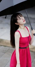 袁冰妍抢眼动人红色一字肩带连衣裙街拍写真美照