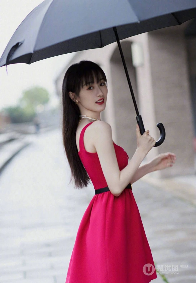 袁冰妍抢眼动人红色一字肩带连衣裙街拍写真美照