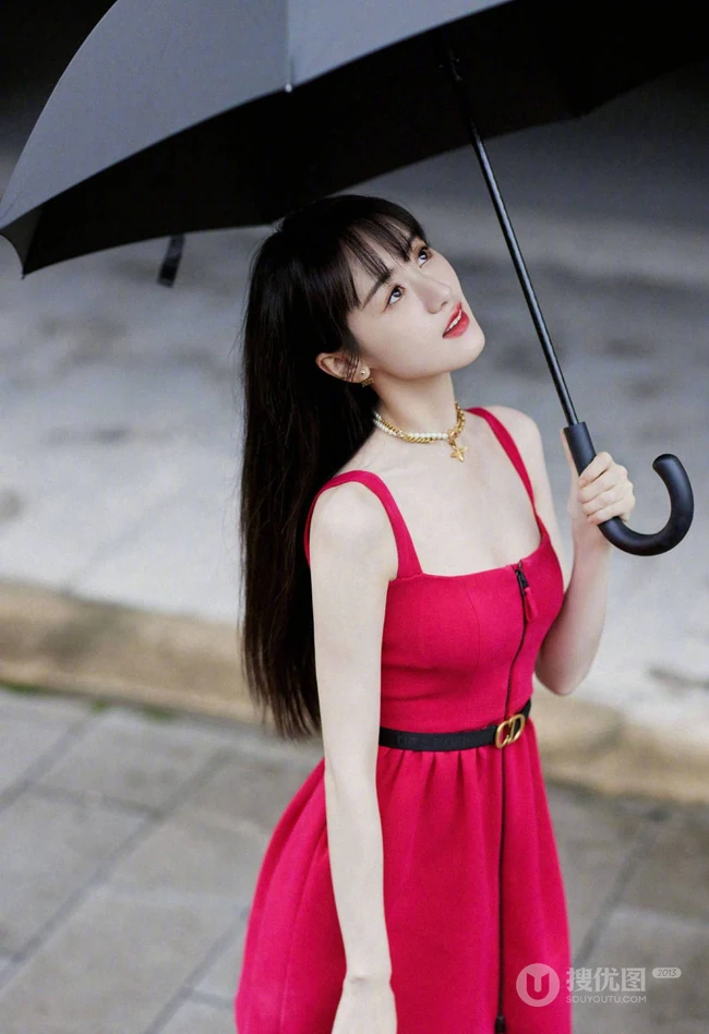袁冰妍抢眼动人红色一字肩带连衣裙街拍写真美照