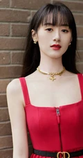 袁冰妍抢眼动人红色一字肩带连衣裙街拍写真美照