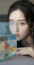 邓恩熙闪亮星空裙与金鱼相伴故事感十足写真大片
