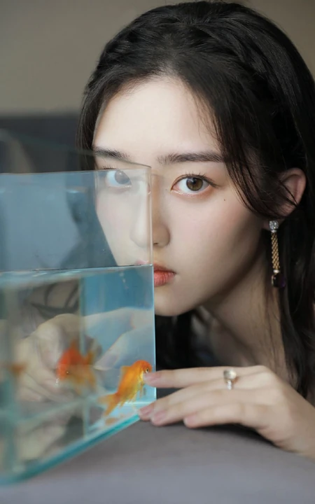 邓恩熙闪亮星空裙与金鱼相伴故事感十足写真大片