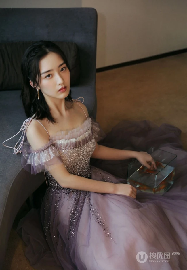 邓恩熙闪亮星空裙与金鱼相伴故事感十足写真大片