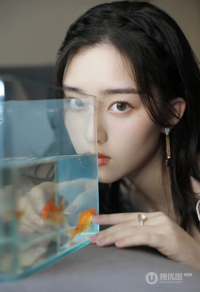 邓恩熙闪亮星空裙与金鱼相伴故事感十足写真大片