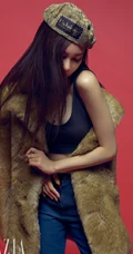 宋妍霏红秀封面写真，紧身牛仔系列穿搭，展现从内到外的&ldquo;辣&rdquo;和匀称身形