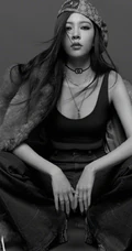 宋妍霏红秀封面写真，紧身牛仔系列穿搭，展现从内到外的&ldquo;辣&rdquo;和匀称身形