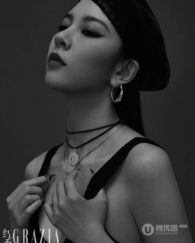 宋妍霏红秀封面写真，紧身牛仔系列穿搭，展现从内到外的&ldquo;辣&rdquo;和匀称身形