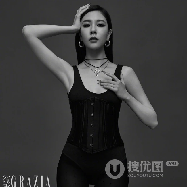 宋妍霏红秀封面写真，紧身牛仔系列穿搭，展现从内到外的&ldquo;辣&rdquo;和匀称身形