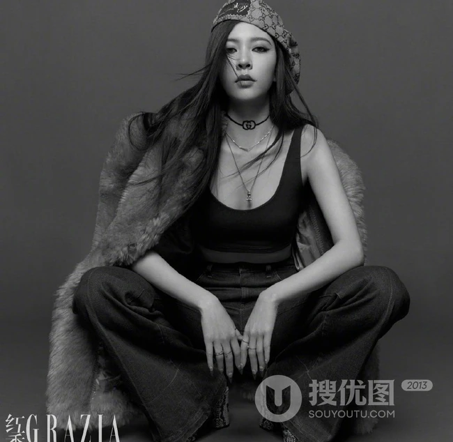 宋妍霏红秀封面写真，紧身牛仔系列穿搭，展现从内到外的&ldquo;辣&rdquo;和匀称身形