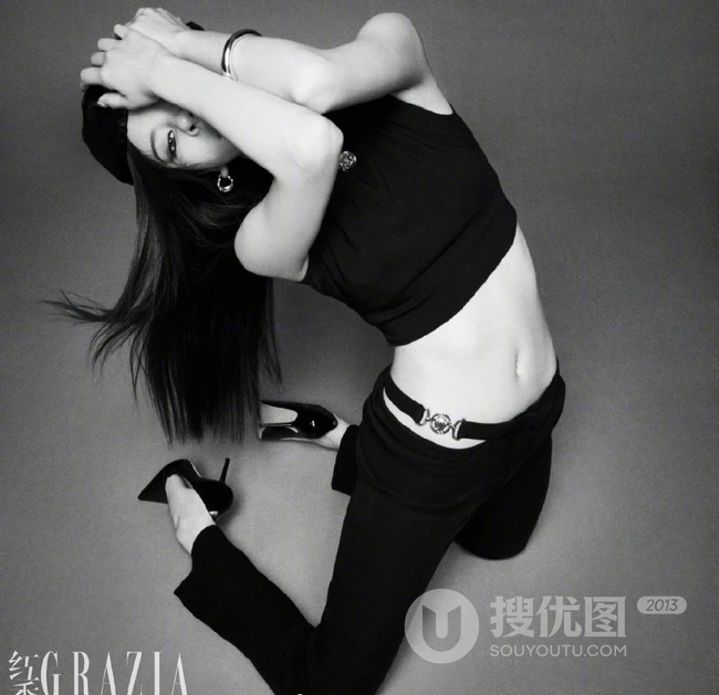 宋妍霏红秀封面写真，紧身牛仔系列穿搭，展现从内到外的&ldquo;辣&rdquo;和匀称身形