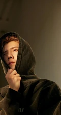 鹿晗化身复古少年，身着黑色夜光连帽衫，故事感十足