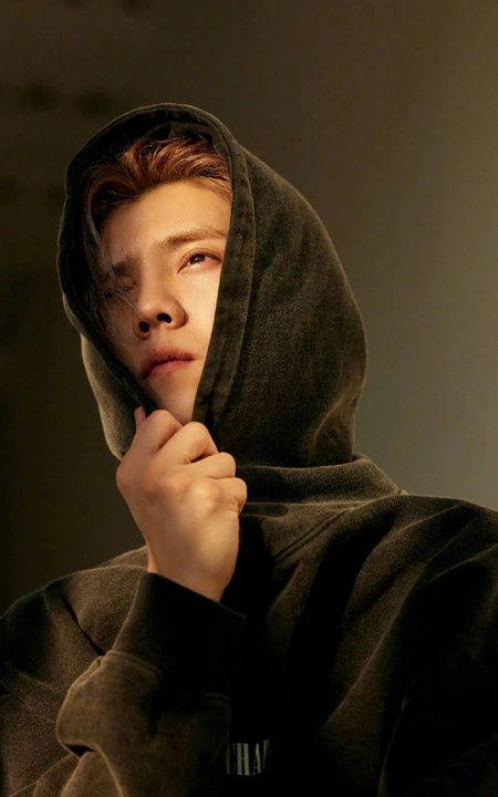 鹿晗化身复古少年，身着黑色夜光连帽衫，故事感十足