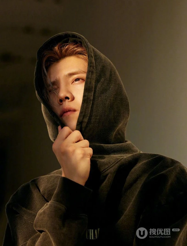 鹿晗化身复古少年，身着黑色夜光连帽衫，故事感十足