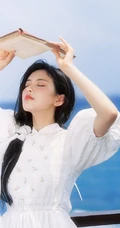 杨超越复古气质白色罗缎丝质连衣裙少女心满满手机壁纸图片