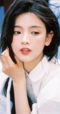 杨超越复古气质白色罗缎丝质连衣裙少女心满满手机壁纸图片