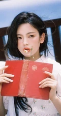 杨超越复古气质白色罗缎丝质连衣裙少女心满满手机壁纸图片