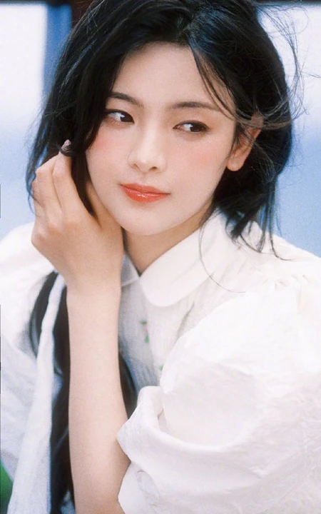 杨超越复古气质白色罗缎丝质连衣裙少女心满满手机壁纸图片