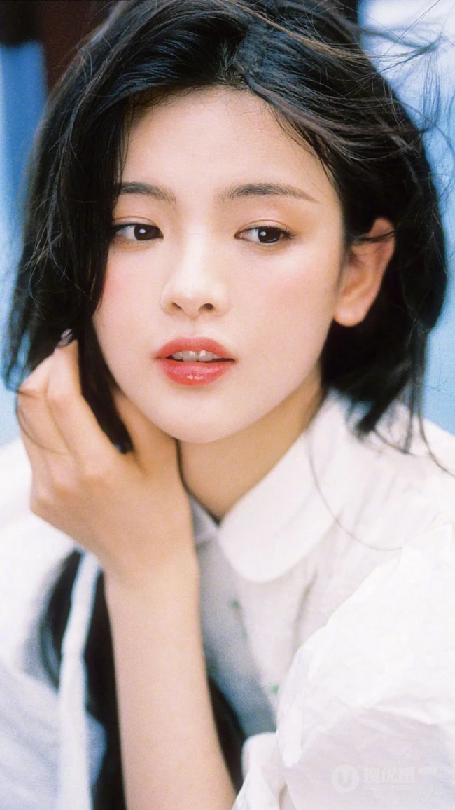 杨超越复古气质白色罗缎丝质连衣裙少女心满满手机壁纸图片