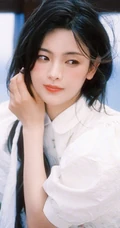 杨超越复古气质白色罗缎丝质连衣裙少女心满满手机壁纸图片