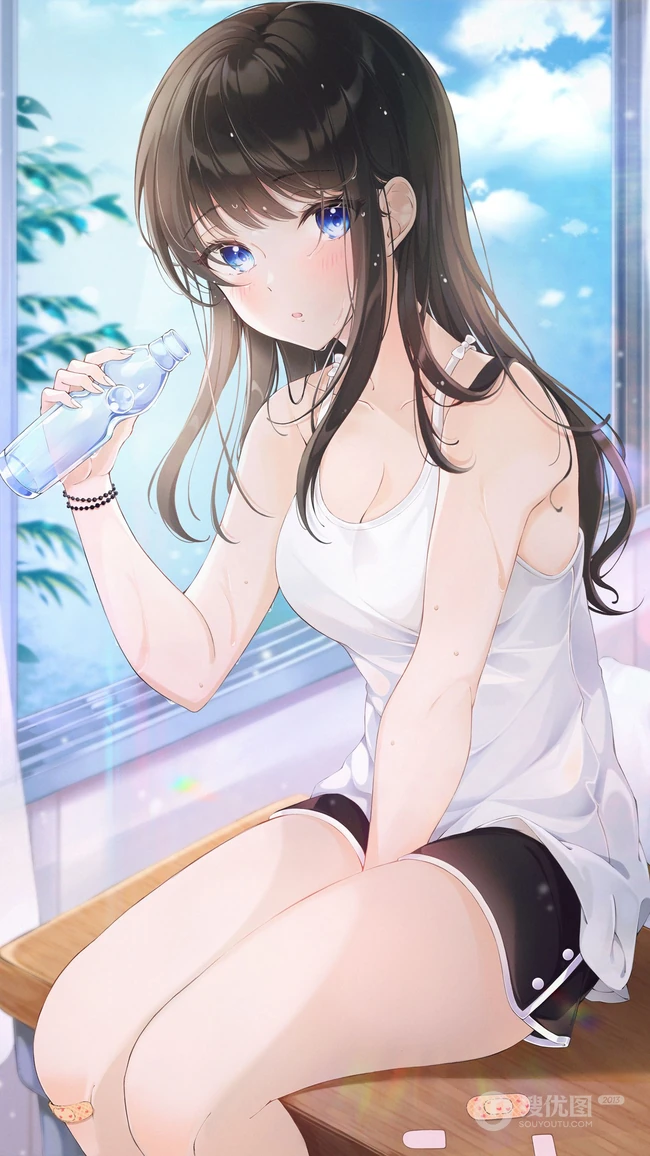 炎炎夏日，坐在桌子上喝水的性感吊带背心短裤动漫美少女手机壁纸图片
