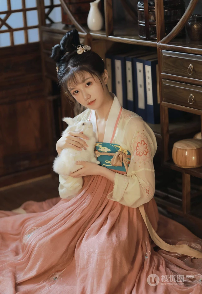 古装发髻，汉服打扮少女萌妹温婉娇滴滴可人复古写真照片