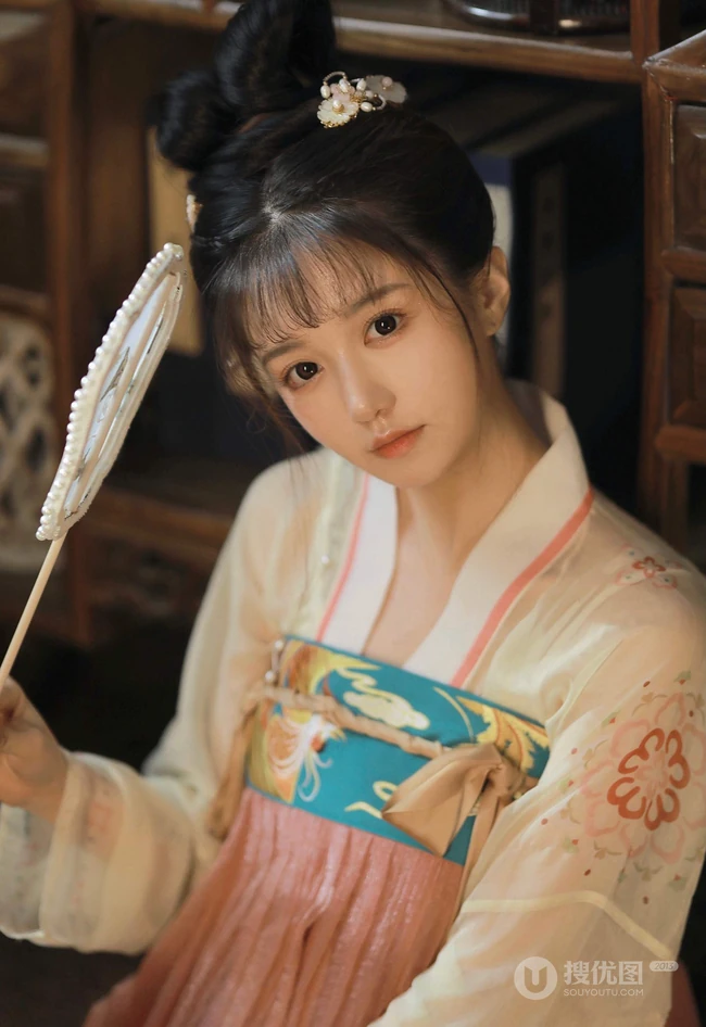 古装发髻，汉服打扮少女萌妹温婉娇滴滴可人复古写真照片