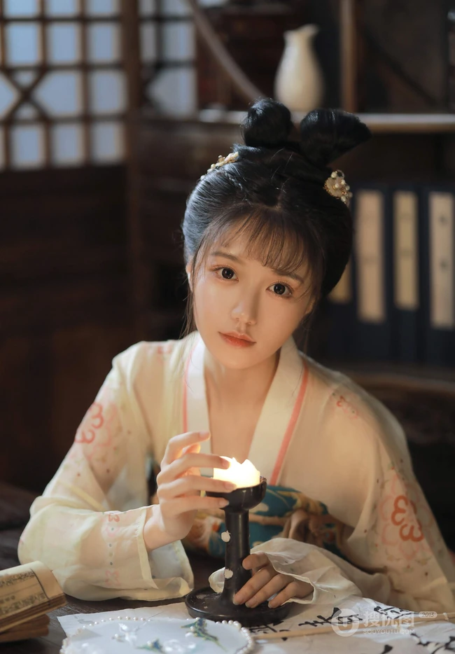 古装发髻，汉服打扮少女萌妹温婉娇滴滴可人复古写真照片