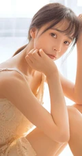 爱随心动，情随意生，让人心动的甜美漂亮肩带裙少女居家温馨写真照