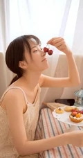 爱随心动，情随意生，让人心动的甜美漂亮肩带裙少女居家温馨写真照
