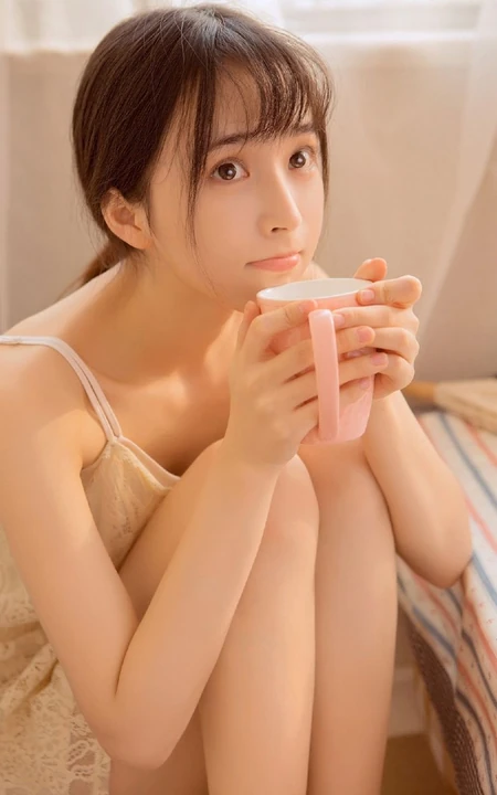 爱随心动，情随意生，让人心动的甜美漂亮肩带裙少女居家温馨写真照