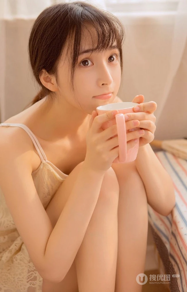 爱随心动，情随意生，让人心动的甜美漂亮肩带裙少女居家温馨写真照