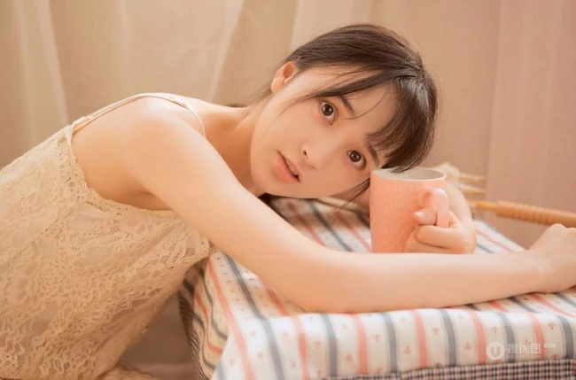 爱随心动，情随意生，让人心动的甜美漂亮肩带裙少女居家温馨写真照