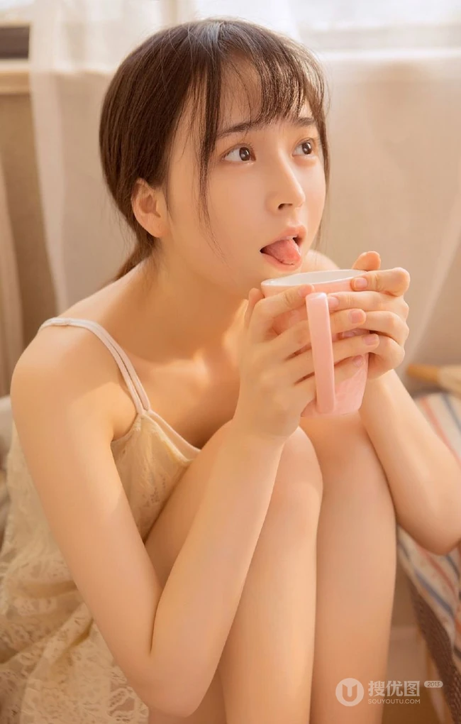 爱随心动，情随意生，让人心动的甜美漂亮肩带裙少女居家温馨写真照
