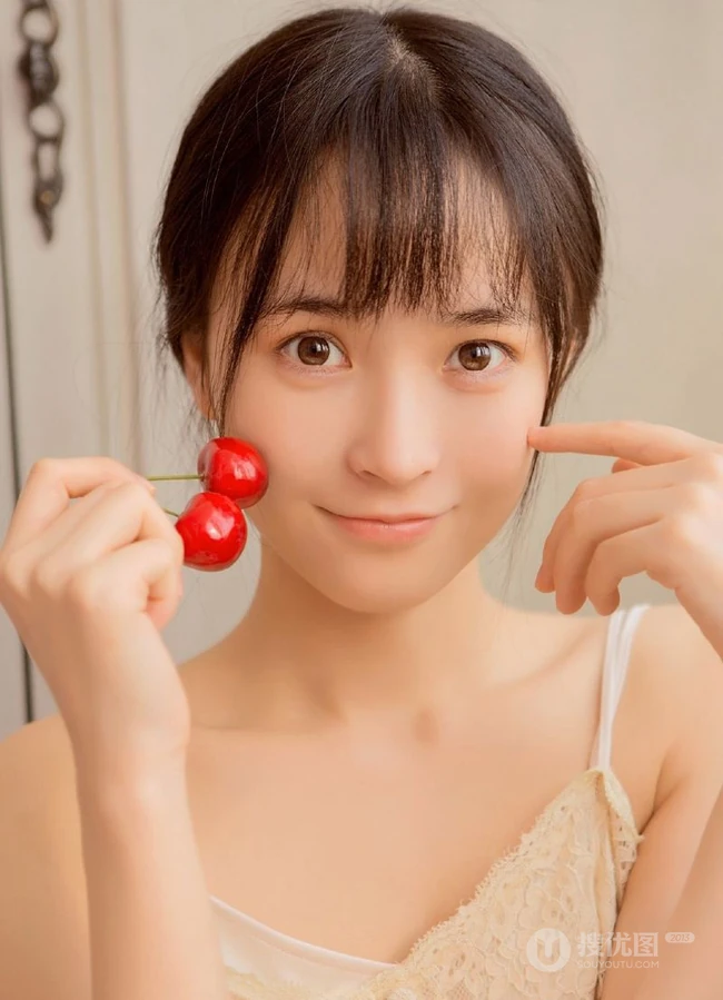 爱随心动，情随意生，让人心动的甜美漂亮肩带裙少女居家温馨写真照