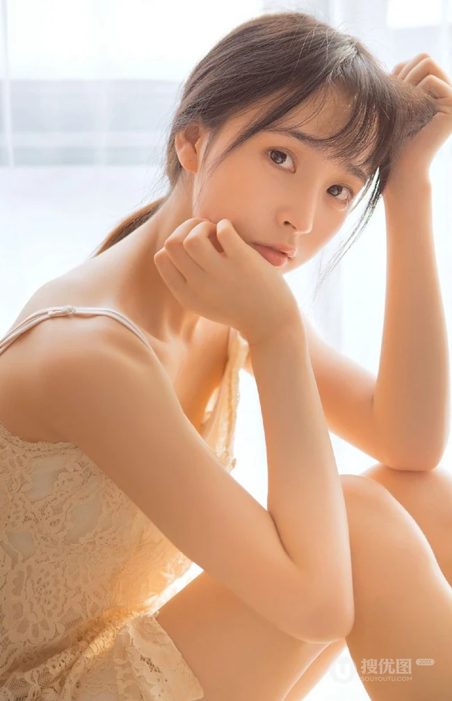 爱随心动，情随意生，让人心动的甜美漂亮肩带裙少女居家温馨写真照