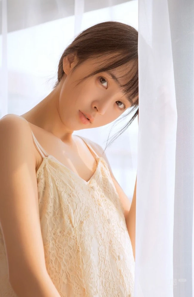 爱随心动，情随意生，让人心动的甜美漂亮肩带裙少女居家温馨写真照
