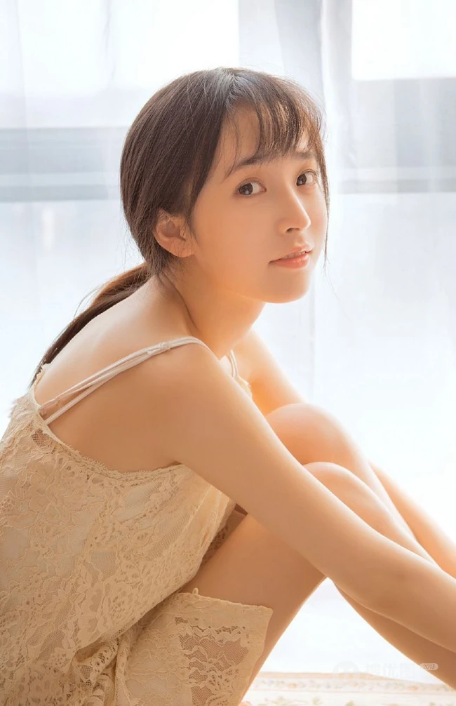 爱随心动，情随意生，让人心动的甜美漂亮肩带裙少女居家温馨写真照