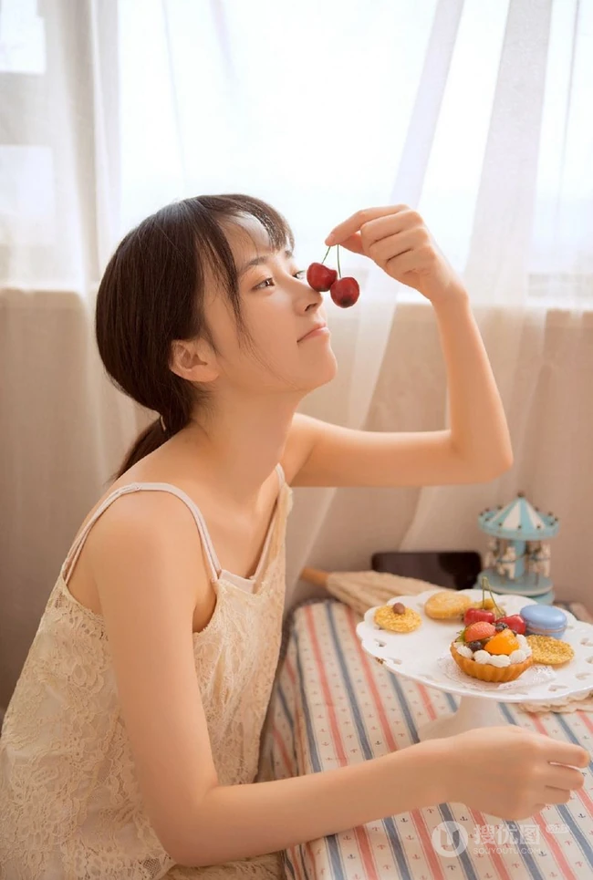 爱随心动，情随意生，让人心动的甜美漂亮肩带裙少女居家温馨写真照