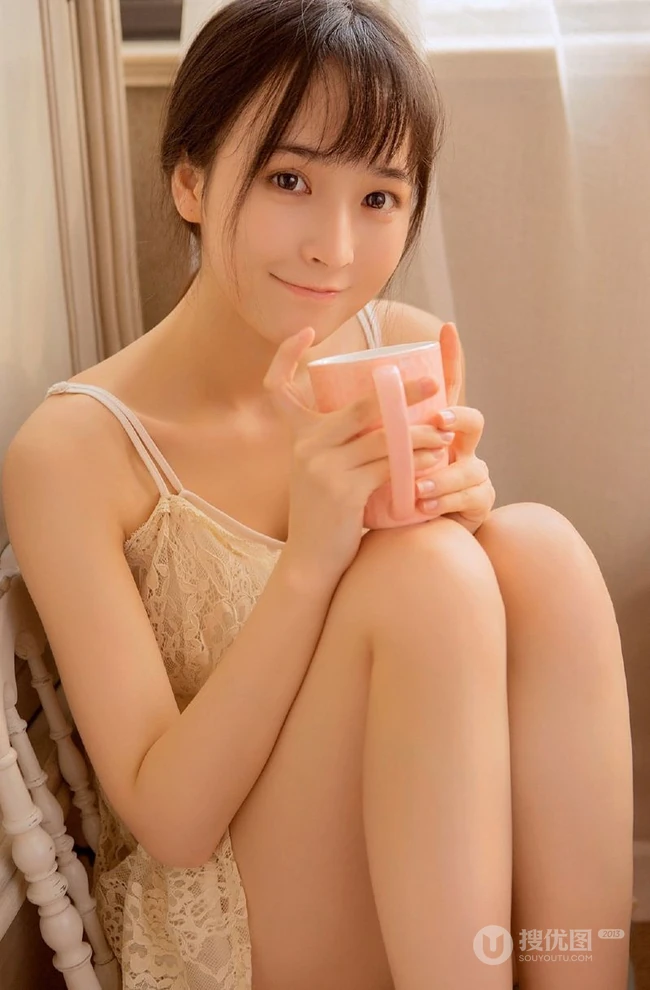 爱随心动，情随意生，让人心动的甜美漂亮肩带裙少女居家温馨写真照