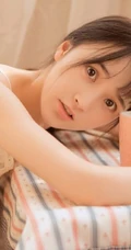 爱随心动，情随意生，让人心动的甜美漂亮肩带裙少女居家温馨写真照