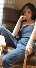 宛如一缕清风般的温柔，青春活力短发女生气质简约背带牛仔裤吸睛图片