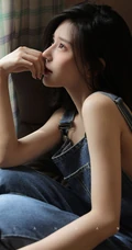 宛如一缕清风般的温柔，青春活力短发女生气质简约背带牛仔裤吸睛图片