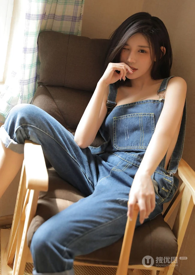 宛如一缕清风般的温柔，青春活力短发女生气质简约背带牛仔裤吸睛图片