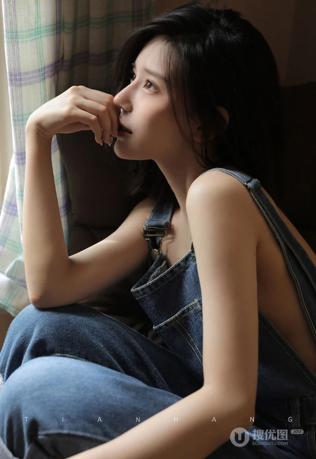 宛如一缕清风般的温柔，青春活力短发女生气质简约背带牛仔裤吸睛图片