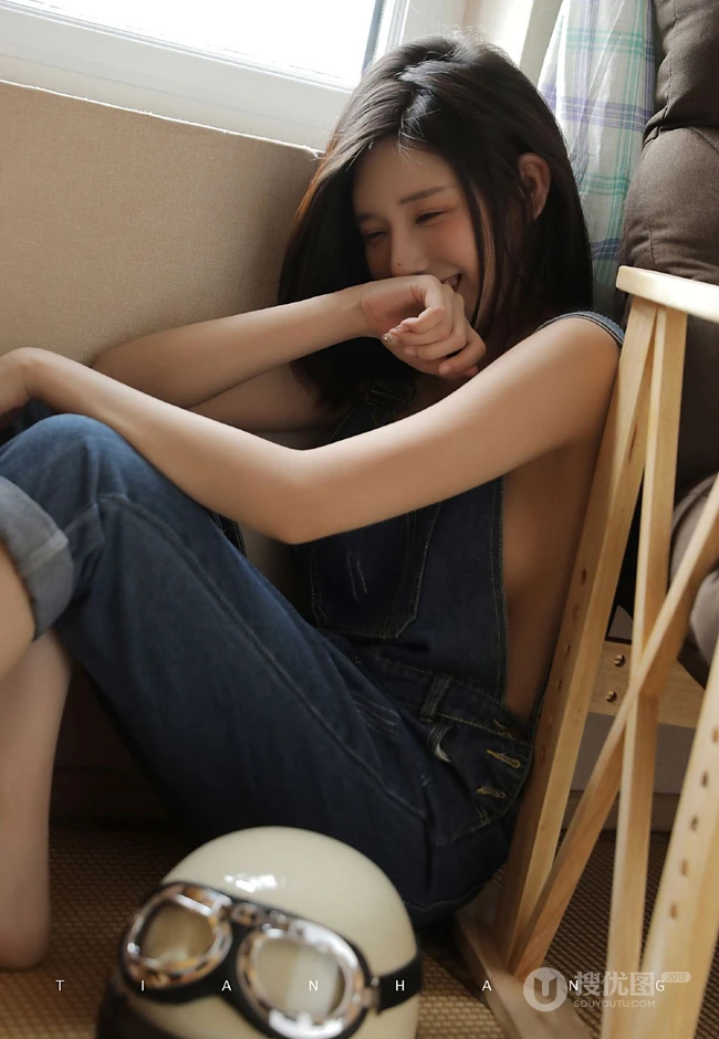 宛如一缕清风般的温柔，青春活力短发女生气质简约背带牛仔裤吸睛图片