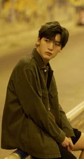 99年山东高个子帅气男生翟潇闻唯美街拍写真照片