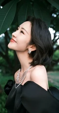 唐艺昕气质优雅露肩装礼裙黑裙穿搭户外写真美照